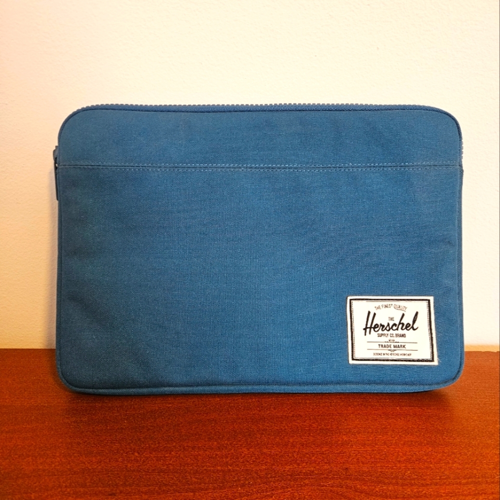Herschel 💙 Anchor Sleeve | 14 Inch